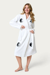 White bathrobe with yin yang patches - witte ochtendjas met yin yang 